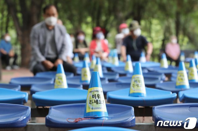 천주교대구대교구가 신종 코로나바이러스 감염증(코로나19) 확산으로 중단됐던 미사를 재개한 11일 오전 대구 중구 성모당에서 열린 미사에 참석한 천주교 신자들이 거리를 유지하며 기도하고 있다. /뉴스1 © News1