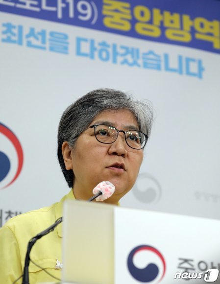 초대 질병관리청장으로 임명된 정은경 질병관리본부장(중앙방역대책본부장)이 11일 충북 청주시 질병관리본부 브리핑실에서 코로나19 국내발생현황 브리핑을 하고 있다. 문재인 대통령 이 날 충북 청주시 질본에서 정 본부장에게 초대 질병청장 임명을 수여했다. 2020.9.11/뉴스1 © News1