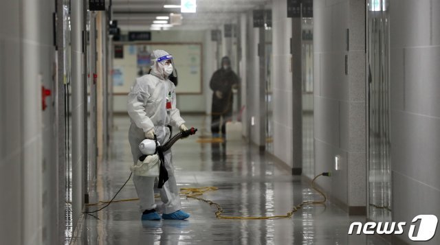 지난 7일 오후 서울 여의도 국회 의원회관에서 방역업체 직원이 방역 작업을 하고 있다. 국회는 이날 출입기자 A씨가 신종 코로나바이러스 감염증(코로나19) 확진 판정을 받아 긴급 방역에 돌입했다.(국회 제공) 2020.9.7/뉴스1