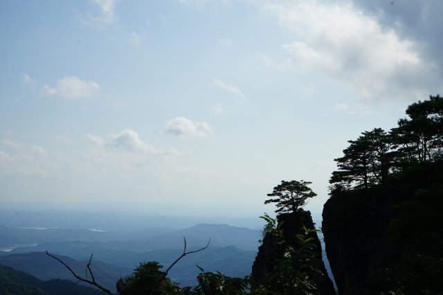 청량산은 해발 870m에 둘레가 40km인 크지 않은 산이다. 하지만 해발 800m가 넘는 12개의 바위 봉우리가 그림처럼 연결돼 소금강에 자주 비유된다. 청량산에서 가장 높은 장인봉에서는 낙동강 줄기와 협곡이 한눈에 보인다.