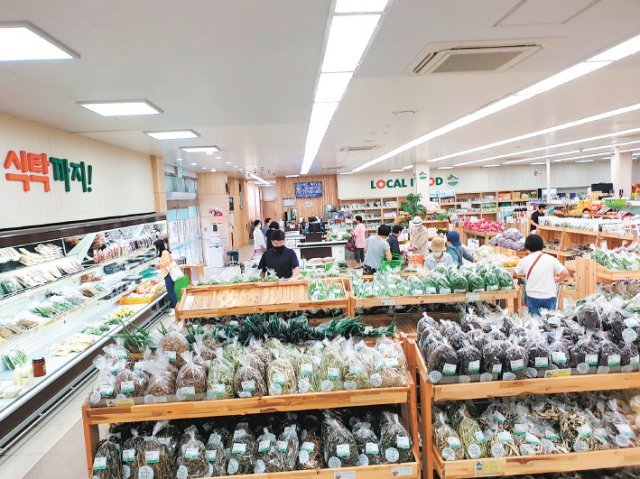 전남 담양 고서농협 로컬푸드 직매장에서 소비자들이 농산물을 고르고 있다.