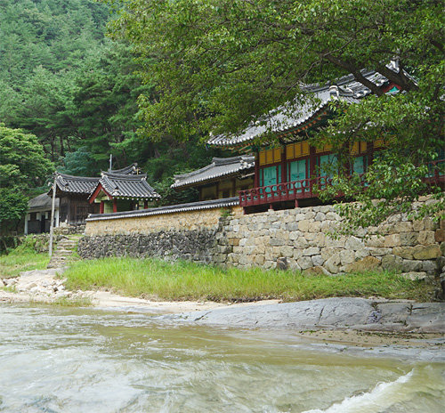 석천계곡 주변에 위치한 석천정사는 전통 건축이 자연 경관과 자연스럽게 어울리며 뛰어난 풍경을 선사한다.