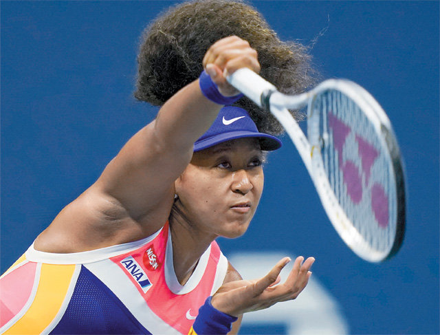 오사카 나오미가 11일 미국 뉴욕에서 열린 US오픈 테니스대회 여자 단식 4강에서 세계 41위 제니퍼 브레이디를 상대로 경기를 펼치고 있다. 뉴욕=AP 뉴시스