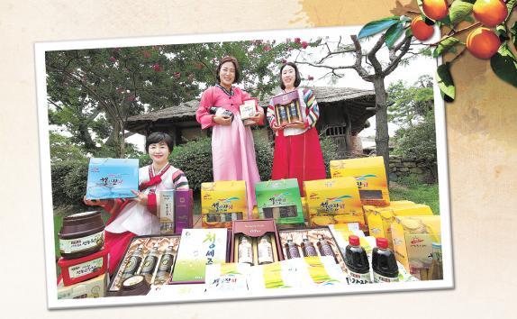 전남 강진은 공장 시설이 없는 깨끗한 환경과 청정해역, 기름진 들녘에서 자란 농수산물의 맛과 품질이 뛰어나다. 추석 명절을 앞두고 강진군 공무원들이 강진 특산품을 소개하고 있다. 강진군 제공