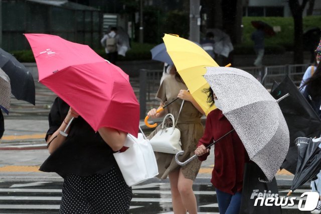 지난 3일 오전 서울 세종대로 광화문광장 인근에서 시민들이 우산을 붙잡고 발걸음을 재촉하고 있다. 2020.9.3/뉴스1 © News1
