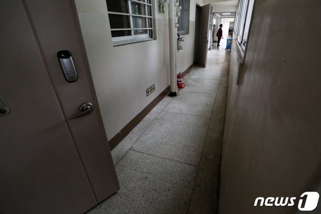 사진은 3일 오전 복도식 구조로 된 강남구 일원동의 확진자가 발생한 아파트의 모습. 2020.9.3/뉴스1 © News1