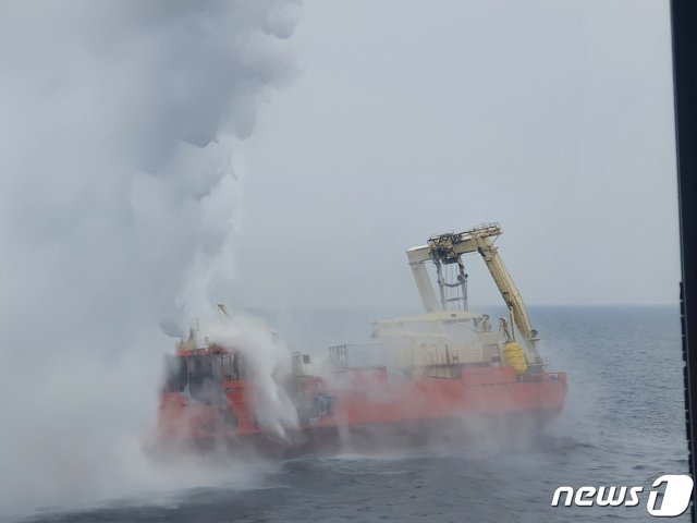 11일 오전 3시51분께 경남 통영시 매물도 남쪽 57.412㎞ 해상에서 6239t급 광케이블 부설선 A호에 불이 났다. A호에는 한국인 49명, 베트남인 10명, 이탈리인 1명 등 총 60명이 타고 있었다. 승선원들은 해경이 출동시킨 인근 예인선으로 옮겨 타면서 인명피해는 없었다. (통영해경 제공) 2020.9.11/뉴스1 © News1