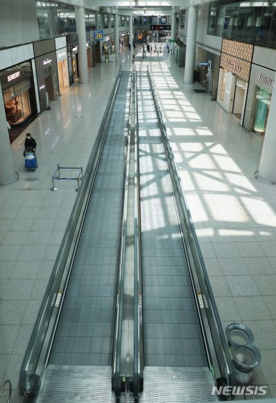 한산한 인천공항 면세점. 뉴시스