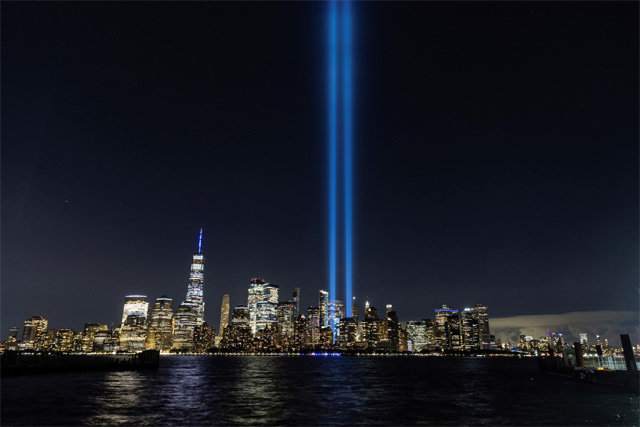 9·11테러 19주년 맞아… 추모 불빛 하늘로 ‘9·11테러’ 19주년인 11일 미국 뉴욕 맨해튼에서 희생자들을 
추모하는 불빛이 하늘로 향하고 있다. 두 줄기 불빛은 당시 가장 많은 희생자가 발생했던 세계무역센터(WTC)의 트윈타워를 상징하는
 것이다. 이슬람 극단주의 무장단체인 알카에다의 2001년 테러로 뉴욕, 워싱턴, 섕크스빌 등에서 총 3000여 명의 사망자가 
발생했다. 뉴욕=AP 뉴시스