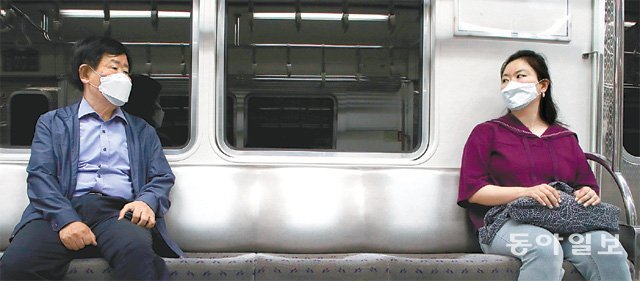 ‘극과 극이 만나다’ 두 번째 만남에 참여한 지태호 씨(77·왼쪽)와 윤휘 씨(24)가 6일 오전 서울 지하철 5호선에서 서로 마주보고 있다. 최혁중 기자 sajinman@donga.com