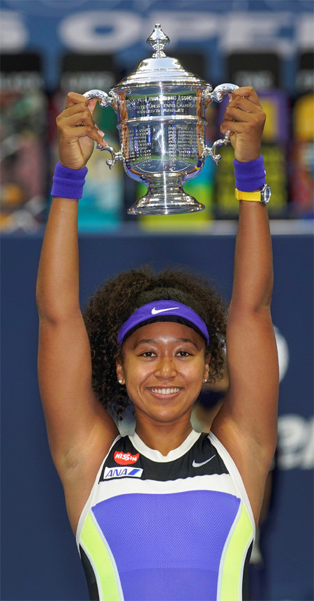 오사카 나오미가 13일 미국 뉴욕 빌리진 킹 내셔널 테니스센터에서 열린 US오픈 여자 단식 결승에서 빅토리야 아자란카를 꺾고 우승한 뒤 트로피를 번쩍 든 채 활짝 웃고 있다. 뉴욕=AP 뉴시스