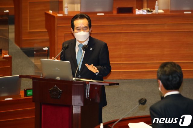 정세균 국무총리가 14일 오후 서울 여의도 국회 본회의장에서 열린 정치분야 대정부 질문에서 정청래 더불어민주당 의원의 질문에 답하고 있다. 2020.9.14/뉴스1 © News1