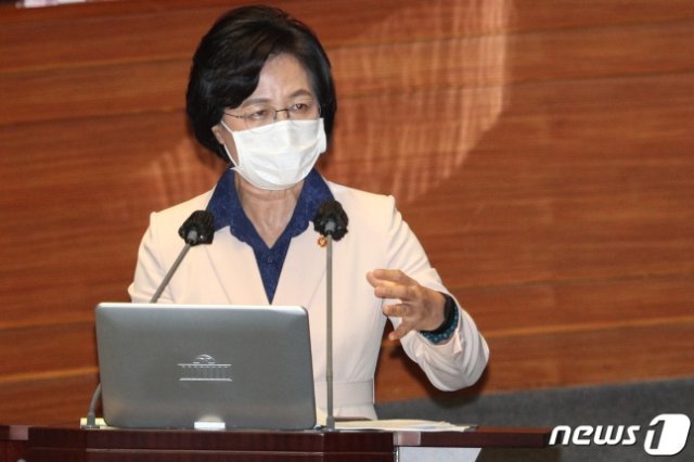 추미애 법무부 장관이 14일 오후 서울 여의도 국회에서 열린 본회의에서 의원들과 질의응답을 하고 있다. 출처= 뉴스1