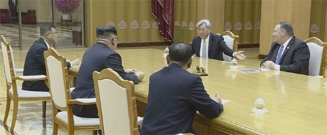 2018년 5월 9일 북한 평양에서 앤드루 김 미국 중앙정보국(CIA) 코리아미션센터(KMC) 센터장(오른쪽에서 두 번째)이 김정은 북한 국무위원장(왼쪽에서 두 번째)에게 무언가를 설명하고 있다. 조선중앙TV 캡처
