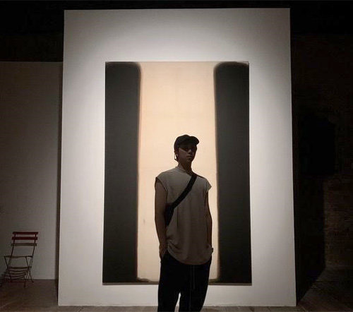 지난해 국립현대미술관이 기획한 베네치아 포르투니 미술관 ‘윤형근’전을 관람하는 그룹 방탄소년단의 리더 RM. 방탄소년단 트위터 캡처