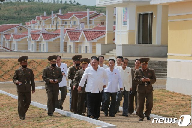 (평양 노동신문=뉴스1) = 김정은 북한 국무위원장이 수해 복구 작업을 마친 황해북도 금천군 강북리에 현지지도를 나섰다고 노동당 기관지 노동신문이 15일 보도했다. 신문은 “자연의 대재앙의 흔적을 말끔히 가시고 사회주의 선경, 사회주의 농촌의 본보기 마을로 훌륭히 일떠섰다”라며 김 위원장이 건설된 살림집(주택)과 공공건물에 흡족해했다고 전했다. [국내에서만 사용가능. 재배포 금지. DB 금지. For Use Only in the Republic of Korea. Redistribution Prohibited] rodongphoto@news1.kr