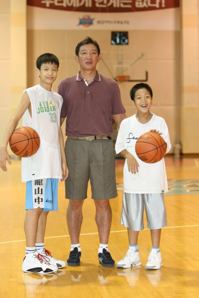 허재의 뒤를 이어 농구를 하고 있는  두 아들 허웅(왼쪽)과 허훈(오른쪽)의 학창 시절 모습.