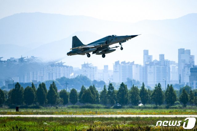 공군 제1전투비행단이 있는 광주 군공항에서 전투기가 이륙하고 있다.(공군1전비 제공) /뉴스1 © News1