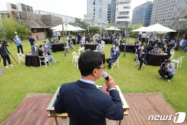 15일 서울 강남구 S컨벤션에서 열린 소상공인연합회 임시총회에서 의장을 맡은 김임용 소상공인연합회 수석부회장이 걸그룹 춤판·가족 일감몰아주기·부적절한 보조금 사용 논란 등을 빚고 있는 배 회장에 대한 탄핵 결의안 투표 결과를 발표하고 있다. 이날 의총에서는 재적 49명 중 이날 29명(위임 5명 포함)이 참석, 24명이 찬성해 배 회장은 회장에서 해임됐다. 2020.9.15/뉴스1 ·부적절한 보조금 사용 논란 등을 빚고 있는 배 회장에 대한 탄핵 결의안 투표 결과를 발표한 뒤 의사봉을 두드리고 있다. 2020.9.15/뉴스1 © News1