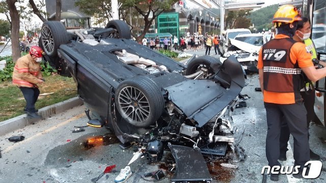 14일 퇴근시간 무렵 부산에서 7중 추돌 사고가 발생한 현장.(부산소방재난본부 제공) 2020.9.14/뉴스1 © News1