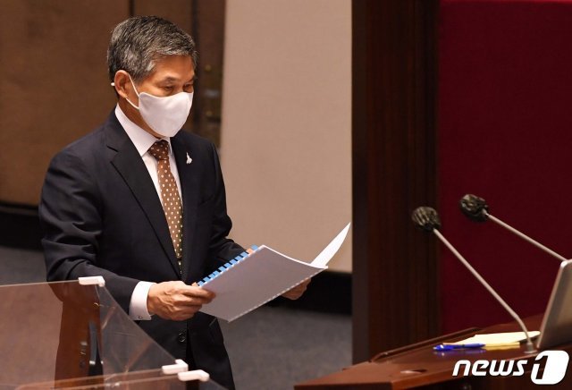 정경두 국방부 장관이 15일 오후 서울 여의도 국회 본회의장에서 열린 외교·통일·안보 분야 대정부질문에서 의원들과 질의응답 하기 위해 단상으로 향하고 있다. 2020.9.15/뉴스1 © News1