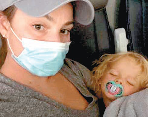 미국 사우스웨스트항공 기내에서 두 살배기 아들이 젤리를 먹으려고 마스크를 벗었다는 이유로 강제로 쫓겨난 조디 디잰스키 씨와 그의 아들. 뉴스프레스 캡처