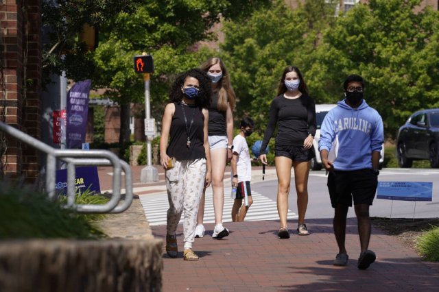 9·11 키즈 상당수는 이제 대학생이 됐다. 코로나19로 인해 마스크 착용이 일상화된 미국 대학 캠퍼스 모습. CNN