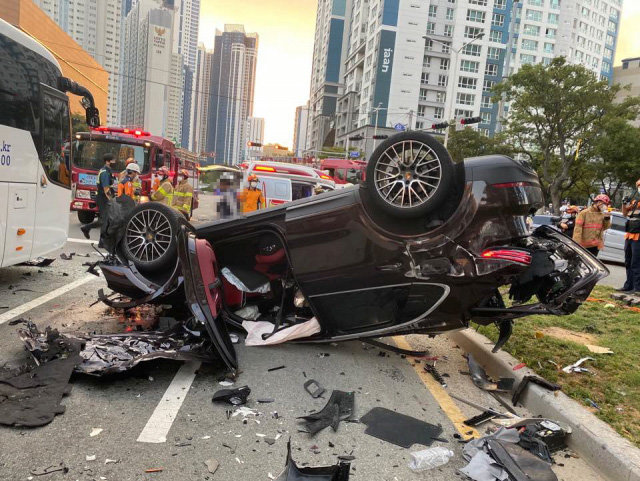 14일 오후 부산 해운대구 8차로 도로에서 7중 추돌 사고를 낸 뒤 전복된 포르셰. 40대 운전자는 차량을 몰기 전 대마초를 피운
 것으로 드러났다. 이 남성은 환각 상태에서 두 차례 교통사고를 낸 뒤에도 신호를 어기며 과속했고 연쇄 추돌로 차가 멈추기 전까지
 브레이크도 밟지 않은 것으로 드러났다. 부산지방경찰청 제공