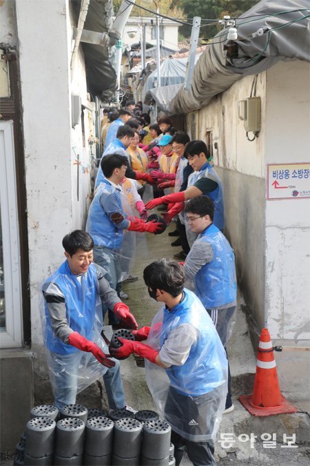 지난해 10월 서울 노원구 연탄 배달 봉사 현장 모습. 최근 코로나19 여파로 복지시설 봉사자들이 크게 줄었다. 동아일보DB