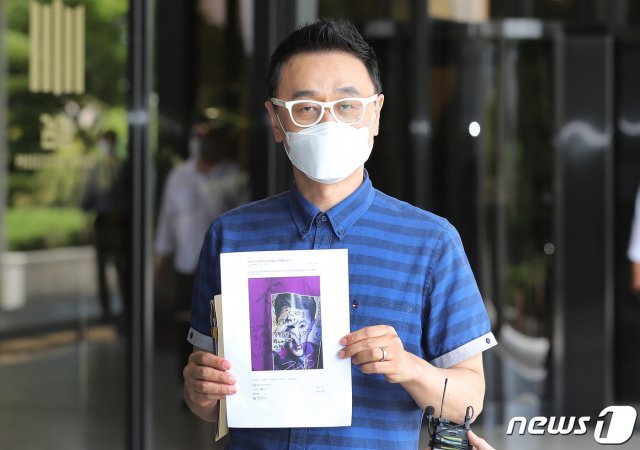 권영찬 커넬대학교 한국캠퍼스 교수가 15일 오후 서울 서초구 서울중앙지방검찰청에서 가수 김호중을 향한 온라인상의 지속적 비방 및 협박 등을 이어온 악플러들에 대한 고발에 나서고 있다. 2020.9.15/뉴스1 © News1