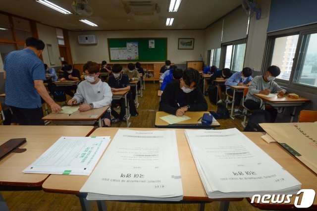 2021학년도 대학수학능력시험(수능)을 앞둔 고등학교 3학년 학생들이 16일 광주 북구 서강고등학교에서 9월 모의평가를 치르고 있다./뉴스1 © News1