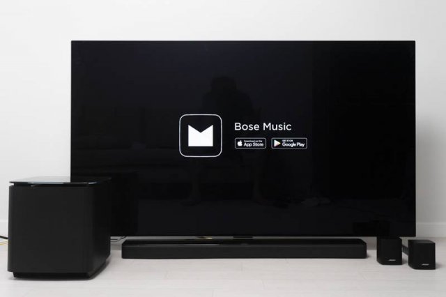 보스 사운드바 700(Bose Soundbar 700) 및 액세서리 스피커를 LG OLED TV인 올레드 갤러리 65형 제품과 나란히 둔 예시. 출처=IT동아