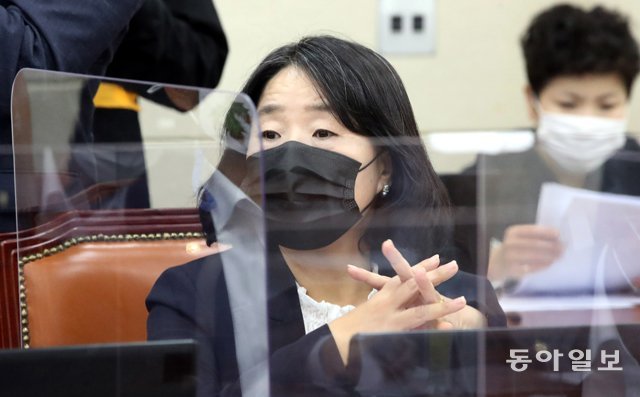 윤미향 의원이 16일 오후 국회 환경노동위 전체회의에 출석해 회의진행을 바라보고 있다. 사진공동취재단/김동주 zoo@donga.com
