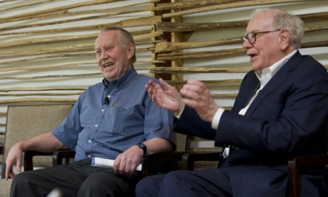 미국의 억만장자 자선사업가 척 피니(왼쪽)와 워런 버핏 버크셔해서웨이 회장이 2011년 당시 대화하는 모습. 피니의 기부 활동은 버핏과 빌 게이츠 마이크로소프트 창업주의 자선 활동에 영향을 준 것으로 알려졌다. 빌앤드멀린다게이츠재단