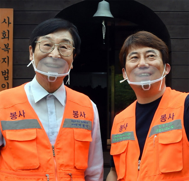 LG의인상 후보자로 선정된 박종수 원장(왼쪽)과 조영도 총무이사. 박 원장은 55년간 3만 명이 넘는 사람을 무료로 진료해왔고, 조 이사는 30년간 무료 급식소 운영·관리를 보수 없이 맡아왔다. LG복지재단 제공