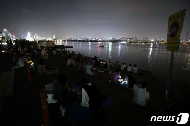 코로나19 확산 방지를 위해 주요 한강공원 내 밀집지역에 대한 시민 출입이 통제된 8일 저녁 서울 마포구 한강공원망원지구가 많은 시민들로 북적이고 있다.2020.9.8/뉴스1 © News1