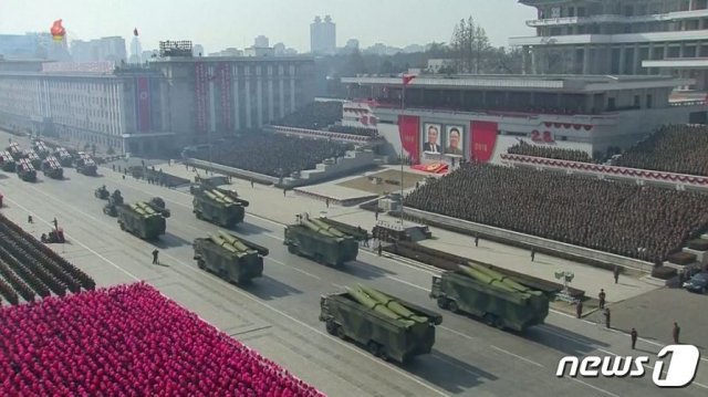 과거 북한이 건군절(인민군 창건일) 기념 열병식에서 공개한 신형 단거리탄도미사일(SRBM) (조선중앙TV 캡처) © News1