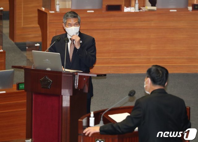 정경두 국방부 장관이 15일 오후 서울 여의도 국회 본회의장에서 열린 외교·통일·안보 분야 대정부질문에서 신원식 국민의힘 의원 질문에 답하고 있다. 2020.9.15/뉴스1 © News1