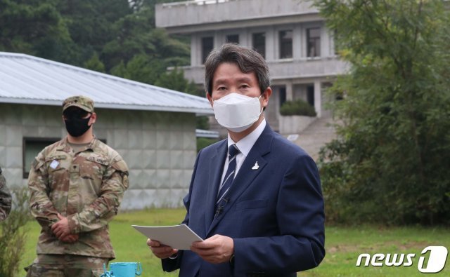 이인영 통일부 장관이 16일 오전 경기 파주시 판문점을 방문해 남북 정상이 기념식수 한 자리에서 인터뷰를 하고 있다. 이날 이 장관은 북측을 향해 “약속은 지켜져야 한다“고 남북간 합의 사항 이행을 촉구했다. 2020.9.16/뉴스1 © News1 사진공동취재단