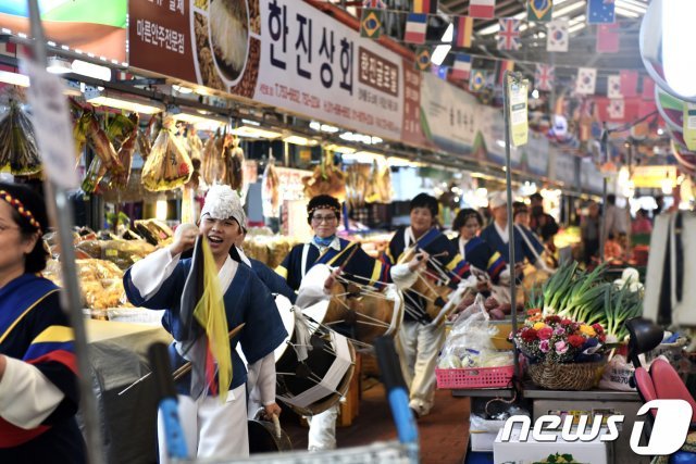 10일 제주동문시장에서 풍물퍼레이드 공연이 펼쳐지고 있다. (제주동문시장 글로벌육성사업단 제공) 2017.05.11/뉴스1 © News1