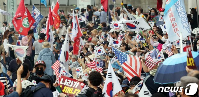 보수단체 회원들이 서울 광화문 광장 일대에서 집회를 하고 있다. 2020.8.15/뉴스1 © News1