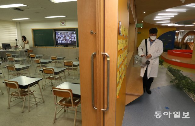17일 서울 노원구 화랑초등학교  교실, 급식실 등에 학교 직원들이 소독 등 방역을 하고 있다.