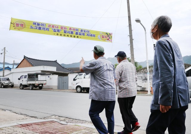 17일  강진군 병영면 마을에 고향방문 자제 호소하는 현수막이 걸려 있다.  사진제공 강진군