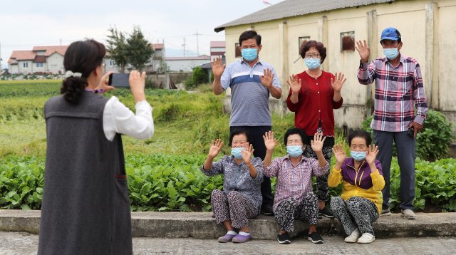 16일 전북 김제시 부량면 상방마을에서 주민들이 자식들에게 보낼 영상편지를 촬영하고 있다. /뉴스1