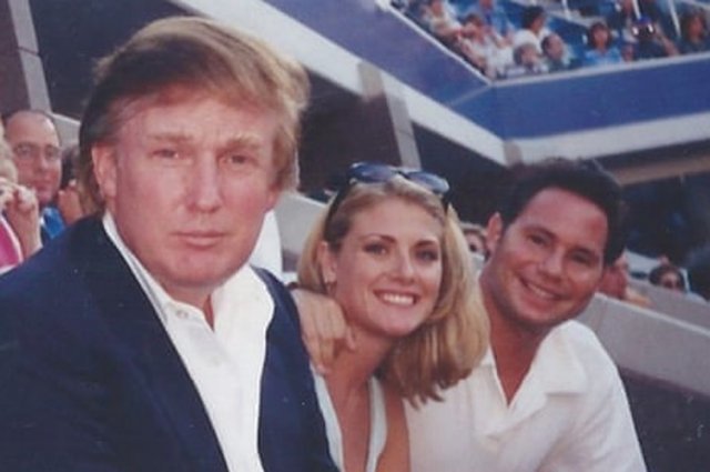 1997년 미국 US오픈 테니스 토너먼트 경기장에서 도널드 트럼프 미국 대통령과 에이미 도리스, 그리고 그녀의 남자친구(왼쪽부터). 가디언 홈페이지 캡처