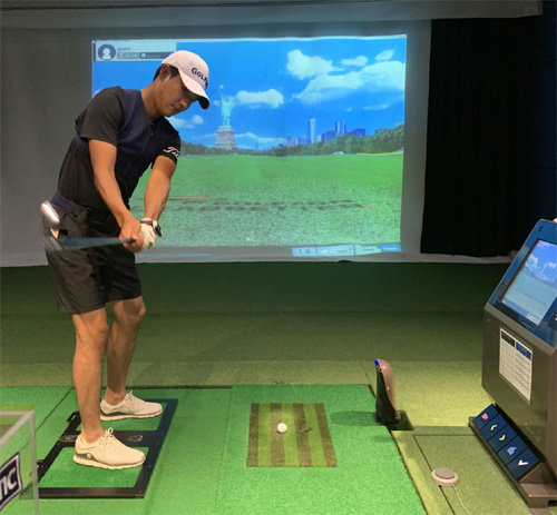 김한별이 스윙 분석이 이뤄지는 연습 전용 시뮬레이터(GDR)가 설치된 골프존 레드베터아카데미의 ‘성시우 스튜디오’에서 훈련하고 있다. 골프존 제공