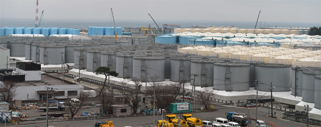 올해 초 국제원자력기구(IAEA) 관계자들이 일본 후쿠시마 원전 방문 당시 원전 내 오염수 저장 탱크 등이 늘어서 있다. 위키미디어 제공