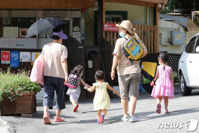 서울 종로구의 한 국공립어린이집에서 할머니들이 자녀를 긴급돌봄교실에 등원 시키고 있다.  2020.8.25 © News1