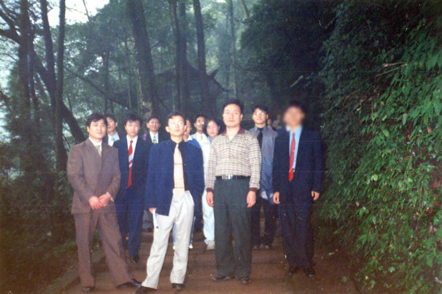 1999년 3월 허난성 정저우에서 다른 탈북 청년들과 함께 성경공부를 하던 시절의 김권능 씨(앞줄 가운데 흰바지). 이들 청년 중 4명이 북한에 나가 사역하다 순교했다. 김권능 씨 제공