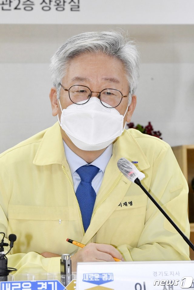 이재명 경기도지사는 18일 “한국조세재정연구원이 골목식당 음식점에 가장 많이 사용되었다는 객관적 자료와 상식을 벗어나 ‘지역화폐 때문에 골목식당 매출이 줄었다’는 황당한 주장을 했다”고 밝혔다./뉴스1 © News1